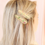 Trendige Armreifen und passende Haarspangen mit getrockneten Blumen