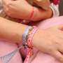 Kreativ Schmuck und Schmuckband an Schmuckkarten gestalten