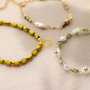 So wird aus ovalen Glasperlen mit goldfarbenem Rand schicker Schmuck 