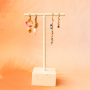 Schmuckst&uuml;cke an stilvollen Schmuck-Aufsteller pr&auml;sentieren