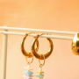 Schmuckst&uuml;cke an stilvollen Schmuck-Aufsteller pr&auml;sentieren