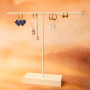 Schmuckst&uuml;cke an stilvollen Schmuck-Aufsteller pr&auml;sentieren