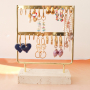 Schmuckst&uuml;cke an stilvollen Schmuck-Aufsteller pr&auml;sentieren