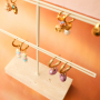 Schmuckst&uuml;cke an stilvollen Schmuck-Aufsteller pr&auml;sentieren