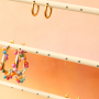 Schmuckst&uuml;cke an stilvollen Schmuck-Aufsteller pr&auml;sentieren