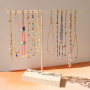 Schmuckst&uuml;cke an stilvollen Schmuck-Aufsteller pr&auml;sentieren