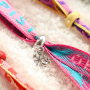 Schmuckb&auml;nder machen Armb&auml;nder, Schl&uuml;sselanh&auml;nger und Geschenke einzigartig