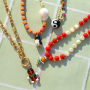 Neue Ideen: Bunte Glasperlen, die Schmuck in Szene setzen