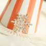 Mix & Match: Festlook mit Pins und Broschen