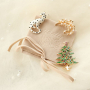 Mix & Match: Festlook mit Pins und Broschen