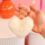 Accessoire-Designs mit flauschige Pompom-Anh&auml;ngern als Blickfang