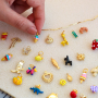 Inspirationen zu funky Schmuckdesigns mit emaillierten Metallanh&auml;ngern