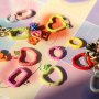 Ideen zu trendigem Schmuck mit farbigen kleinen karabinern 